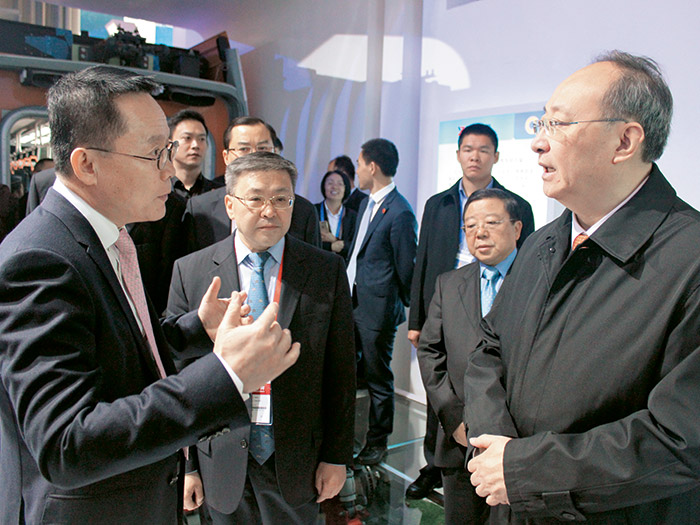 四川省委副書記、省長(zhǎng)尹力在2016年西博會(huì)蒞臨成都展館新筑有軌電車展區(qū)